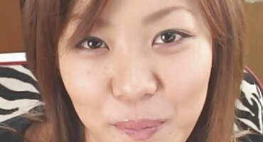 sex nam Anh ta ôm cô gái tóc nâu trước mặt bạn gái của mình. phim sec bo chong nang dau